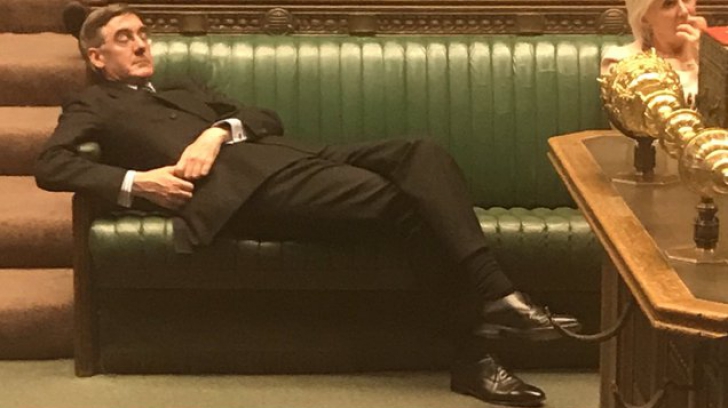 BREXIT. Imaginile cu un lider conservator tolănit în Parlament provoacă iritare la Londra