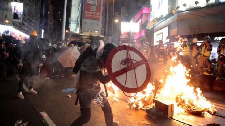 Urmează o represiune în stilul Tiananmen? Conflictul escaladează la Hong Kong