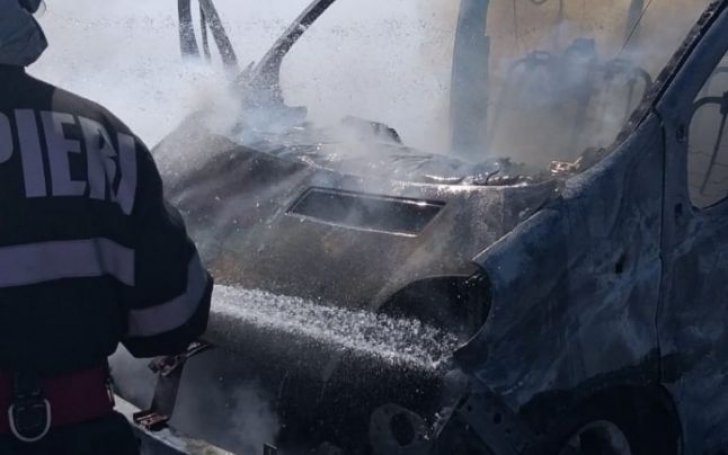 Incendiu pe Autostrada A1, între Sebeş şi Orăştie. Microbuz mistuit de flăcări, în mers
