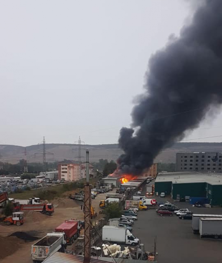 Incendiu violent lângă Cluj-Napoca! Pompierii intervin cu 6 autospeciale