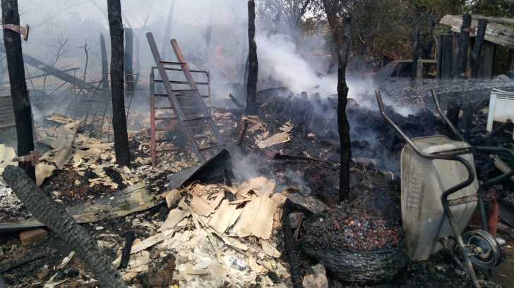 VIDEO Incendiu de proporţii în Olt. Au ars tone de cereale şi furje şi două autoturisme
