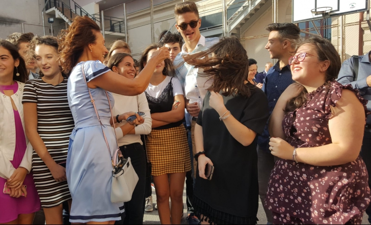 Carmen Iohannis, selfie cu elevii, la începutul anului școlar - VIDEO