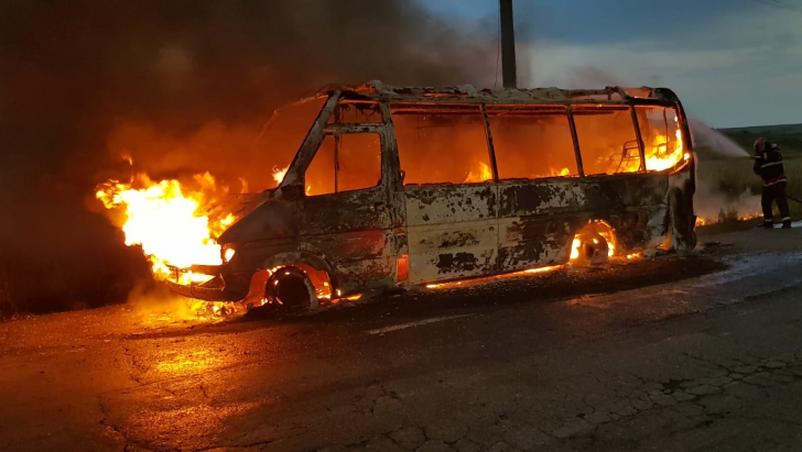 Un microbuz cu călători a luat foc în mers! A ars ca o torță, în întregime