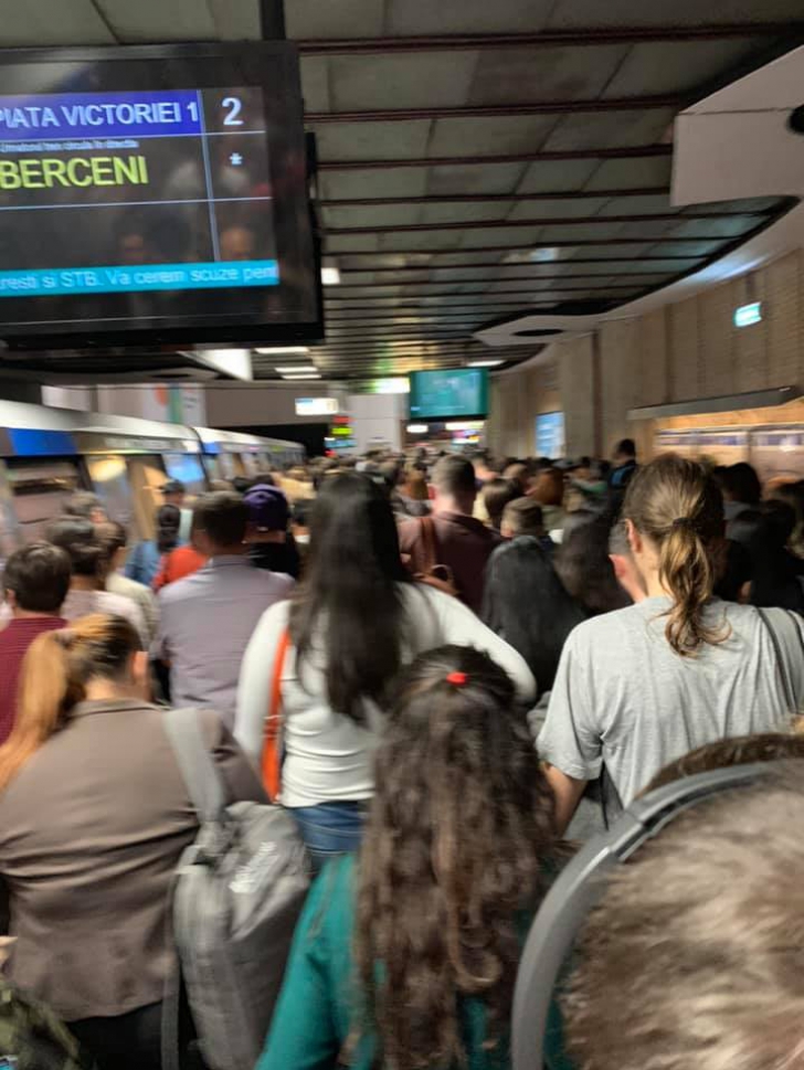 Haos la metrou. Călătorii au așteptat 30 de minute în stații, pe tronsonul Berceni-Pipera