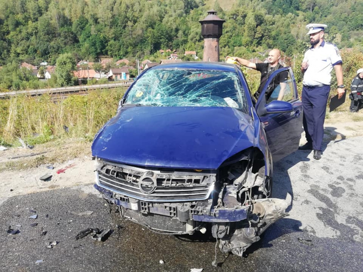 Accident grav, la intrarea în Petroșani: un mort, după ce mașina a sărit de pe pod