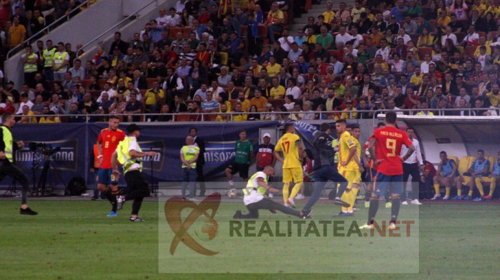 Momentul in care un steward cade incercand sa "agate" un fan intrat pe teren la Romania - Spania. Foto: Cristian Otopeanu