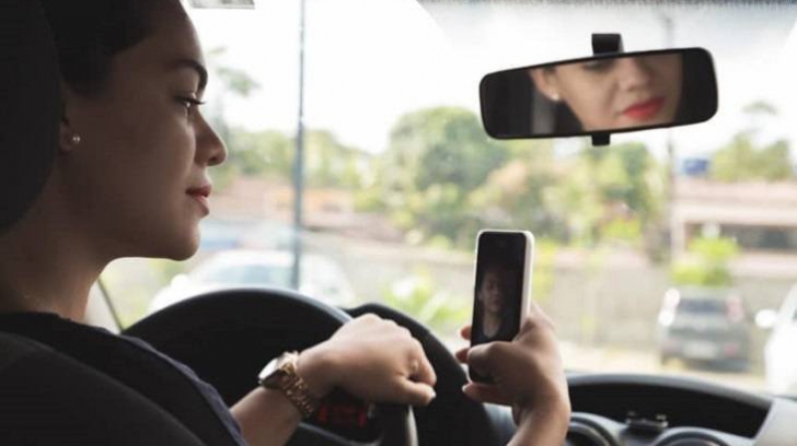 De ce şoferii tineri sunt presați să-și facă selfie-uri la volan