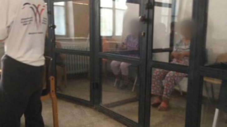 Oameni cu dizabilităţi, ţinuţi în cuşti sau legaţi de paturi, la Spitalul din Sighetu Marmaţiei