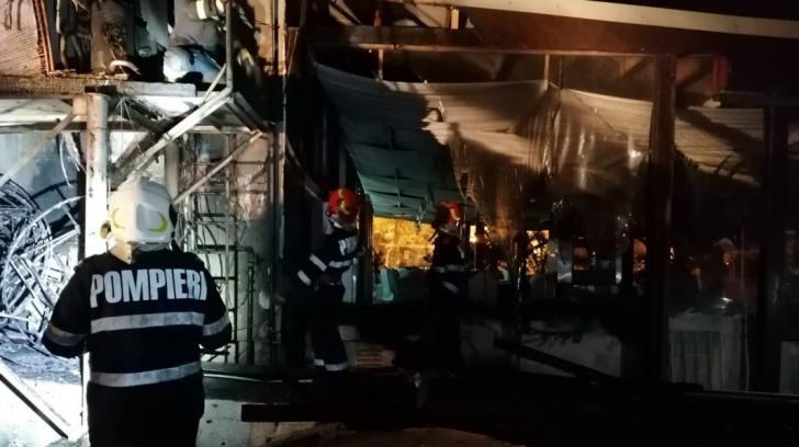 Zeci de persoane evacuate după un incendiu la un hotel din Mamaia