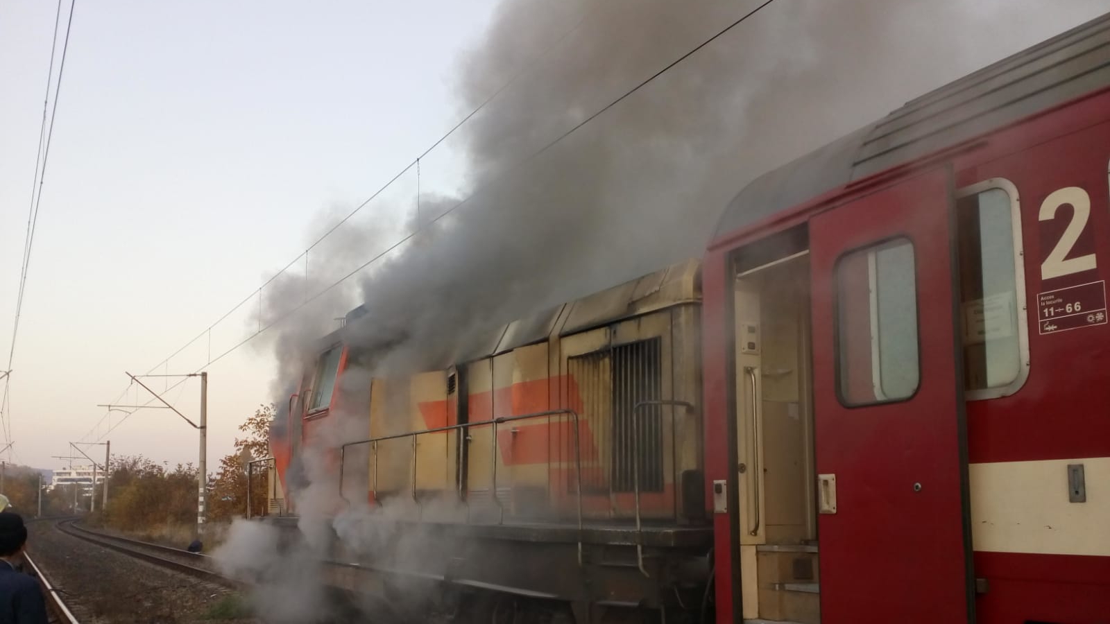 Panică într-un tren regio București – Ploiești. Locomotiva a luat foc în gară, intervin pompierii