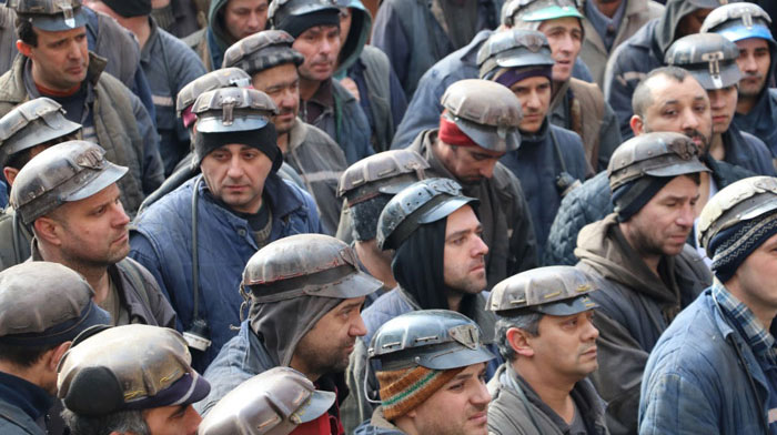 Minerii protestatari din Piața Victoriei au refuzat dialogul cu un secretar de stat. Oamenii nemulțumiți vor să discute cu Ciolacu