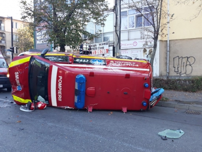 Ambulanţă SMURD răsturnată în centrul Piteştiului! Imagini de la locul accidentului