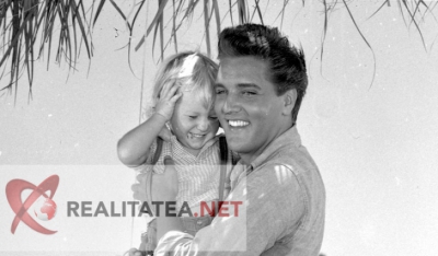 Elvis Presley, cand avea 26 de ani. Imagine scanata de pe negativul original