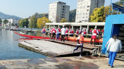 O barcă cu 20 de sportivi copii s-a răsturnat pe Dunăre în timpul unui concurs