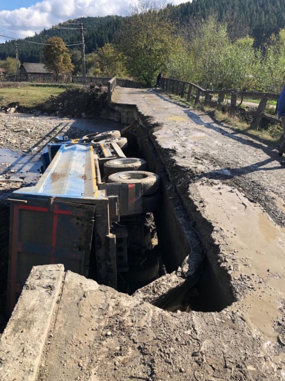 Imagini ireale. Se întâmplă în România! Un pod s-a surpat în timp ce era traversat de un camion