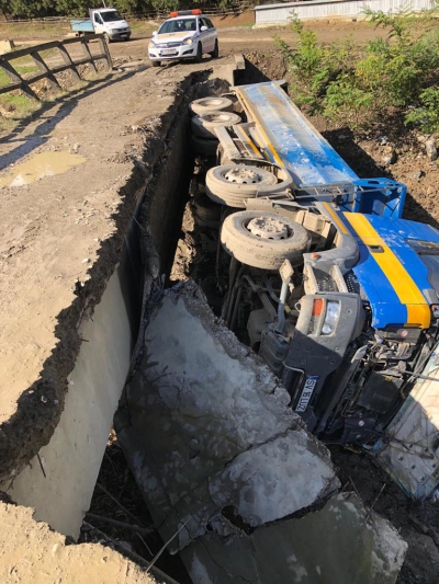 Imagini ireale. Se întâmplă în România! Un pod s-a surpat în timp ce era traversat de un camion