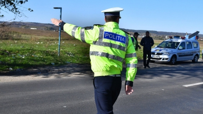 Tânărul a trecut peste barajul făcut de polițiști. Foto/Inquam
