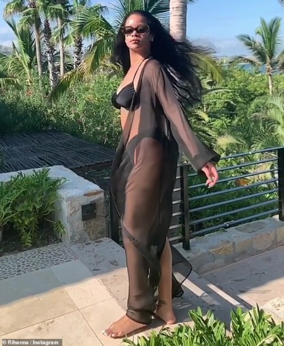 Rihanna prea sexy. Capturi video surprinse din vacanță