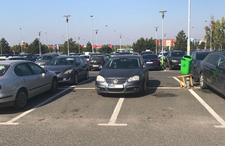 Cum să ocupi patru locuri de parcare cu o singură mașină!