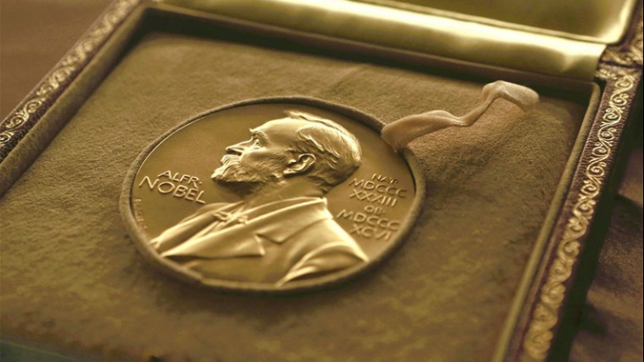 Placheta cu chipul lui Alfred Nobel care se acordă laureaților