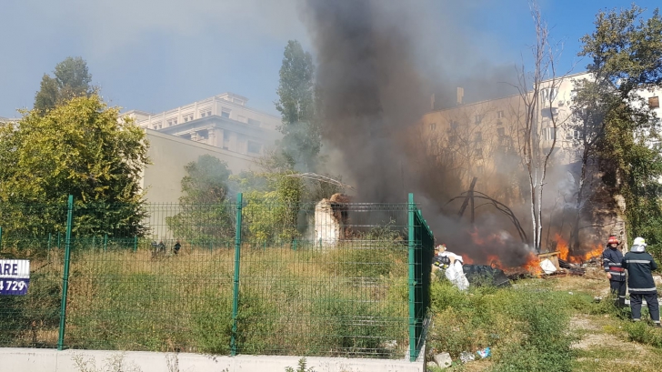 Incendiu masiv în București, în apropiere de Piața Constituției