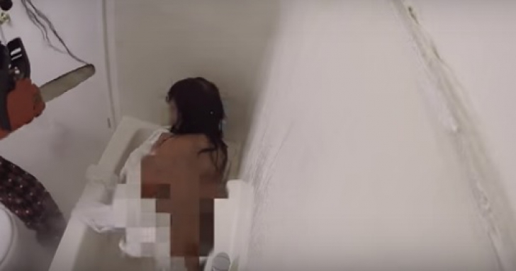 A instalat camera video la duș ca să-și spioneze iubita. Incredibil ce a filmat. I-a aflat secretul
