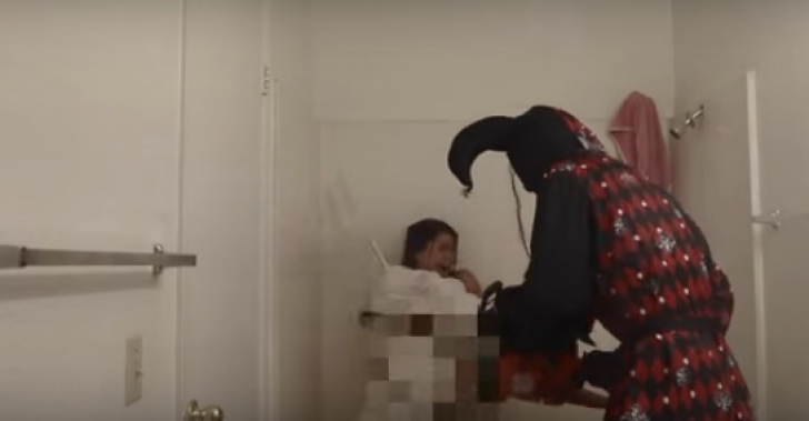 A instalat camera video la duș ca să-și spioneze iubita. Incredibil ce a filmat. I-a aflat secretul