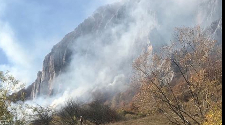 Rezervația Naturală Muntele Vulcan arde de două zile! Autoritățile sunt depășite