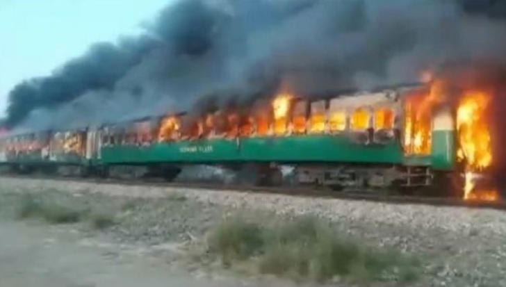 Tragedie de proporții în Pakistan: 65 de morți, zeci de răniți după ce un tren a luat foc