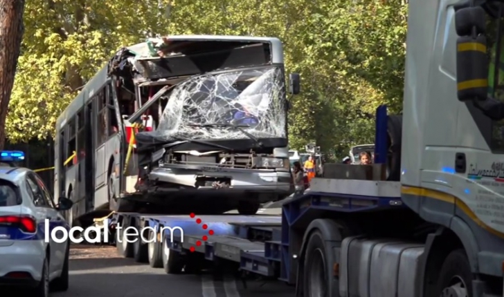 Accident înfiorător, în Roma: zeci de victime, după ce un autobuz a intrat într-un copac