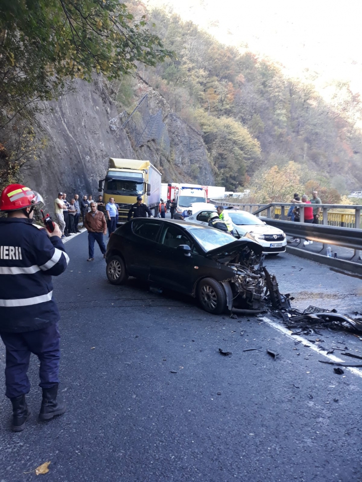 Accident cu 5 victime, pe Valea Oltului: două mașini, făcute praf!