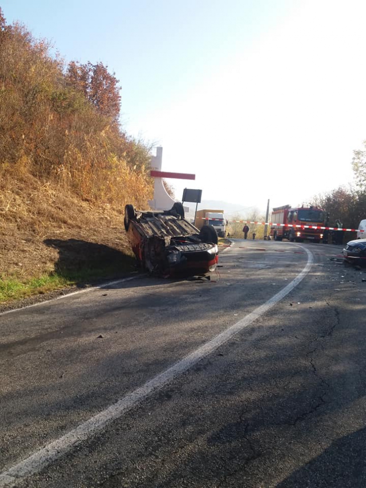 Accident grav, în jud. Cluj: 3 victime, după impactul dintre 3 mașini