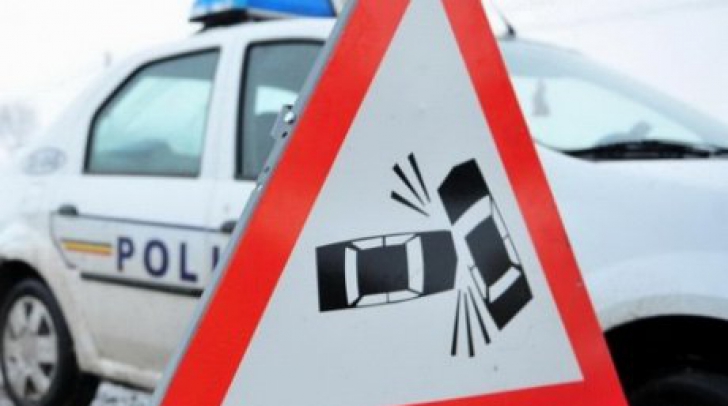 Mașină de poliție izbită în plin de un autoturism intrat pe constrasens