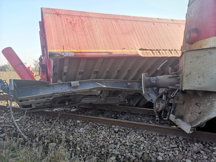 Trafic feroviar blocat în Sibiu. Un tren care transporta echipament militar a lovit un camion(Foto)