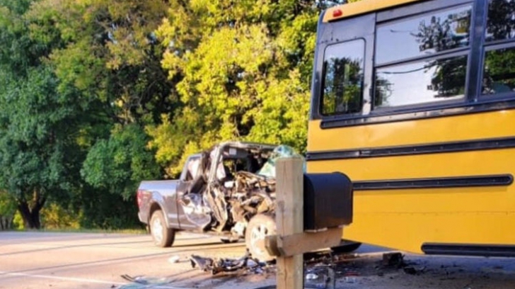 Autocar cu 26 de elevi, lovit din plin de o mașină