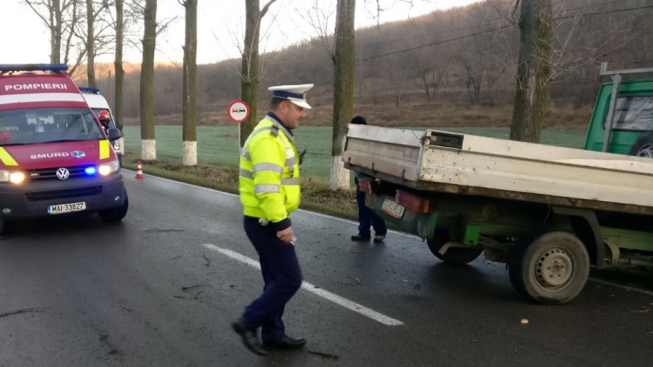 Beat şi fără permis, a furat o maşină şi s-a ciocnit cu un excavator