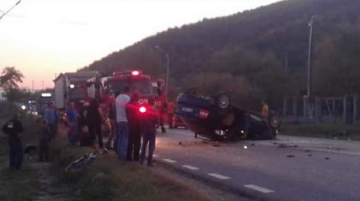 Accident grav, în Bacău: 5 răniți, după ce o mașină s-a răsturnat. Șoferul ar fi adormit la volan