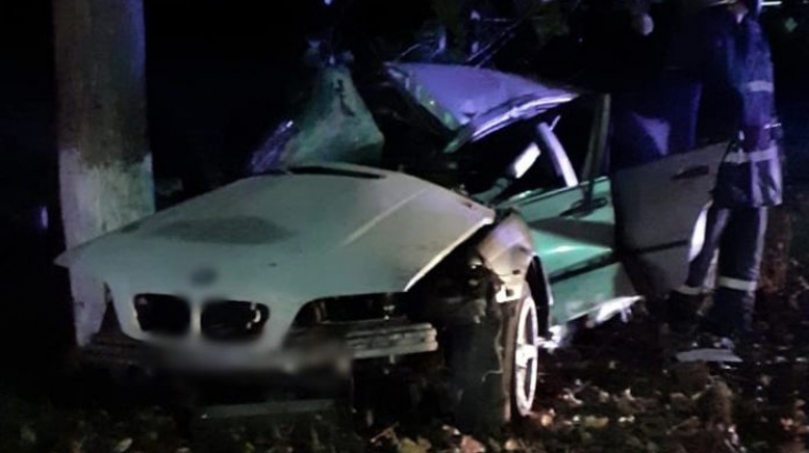 Accident în Dâmbovița. Mașina distrusă, șoferul, grav rănit