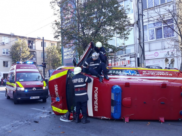 Ambulanţă SMURD răsturnată în centrul Piteştiului! Imagini de la locul accidentului