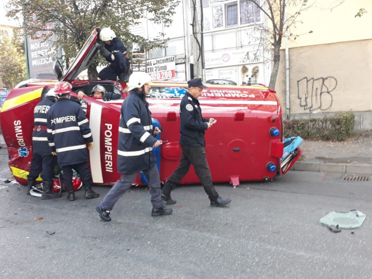 Ambulanţă SMURD răsturnată în centrul Piteştiului! Imagini de la locul accidentului