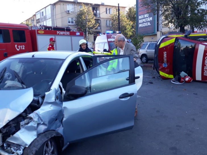 Ambulanţă SMURD răsturnată în centrul Piteştiului! Imagini de la locul accidentului