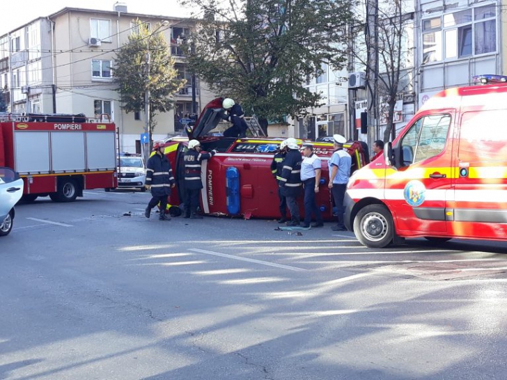 Ambulanţă SMURD răsturnată în centrul Piteştiului! Imagini de la locul accidentului