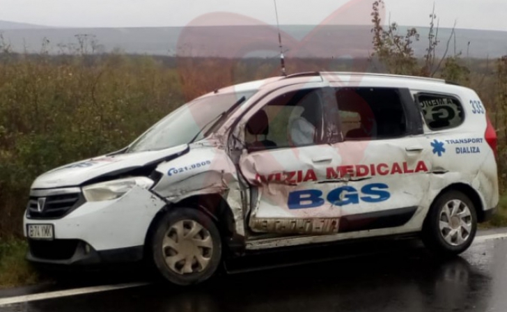 Tragedie, la Vaslui: un TIR a lovit o ambulanță și a părăsit locul accidentului