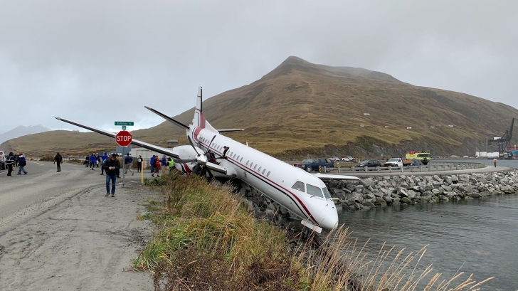 Aterizare RATATĂ în Alaska! Un avion a ieșit de pe pistă și s-a oprit la un metru de un râu