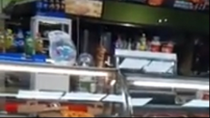 Restaurant închis după ce clienţii au filmat gândaci în vitrine