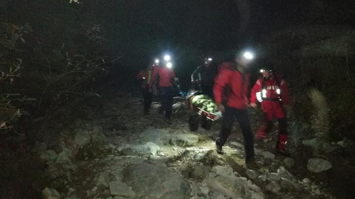 Turistă accidentată în Retezat, salvată de salvamontiști. Misiunea a durat opt ore