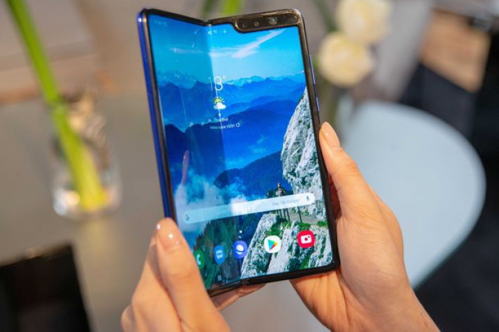 Samsung a lansat telefonul de 15.000 de lei