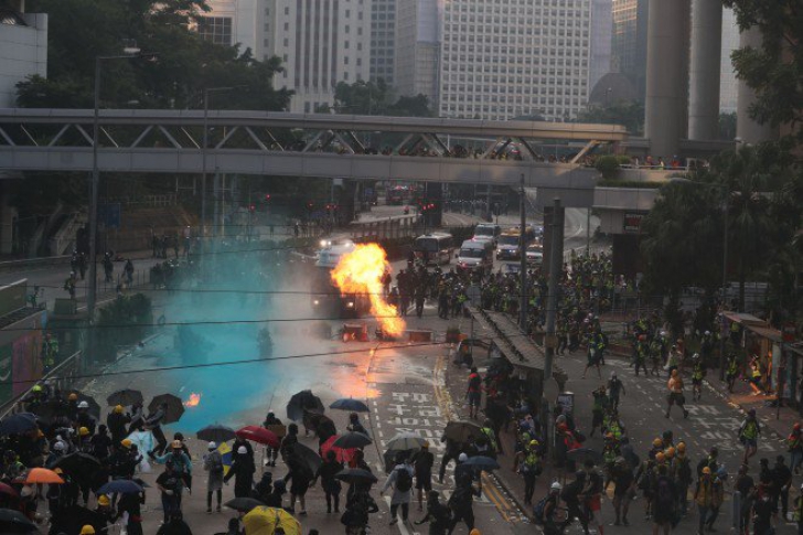 Proteste violente la Hong Kong după parada militară din China. Un tânăr împușcat în piept