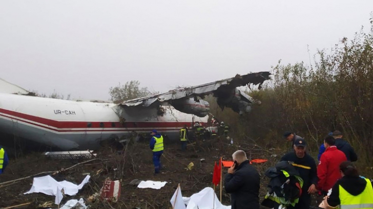 Un avion s-a prăbușit la aterizare. Cinci oameni au murit