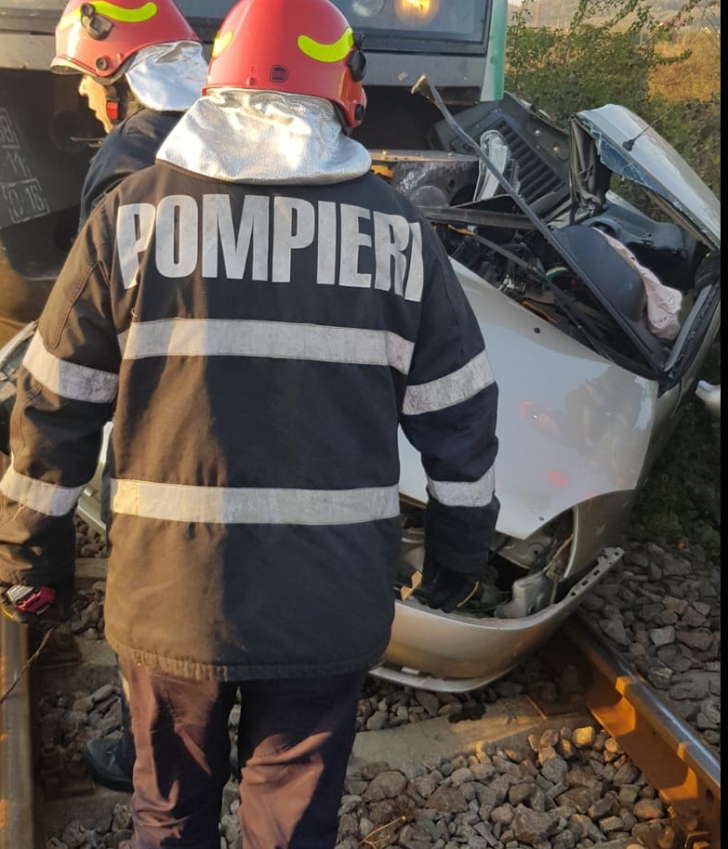 Mașină spulberată de tren în Dâmbovița!  Două persoane au decedat